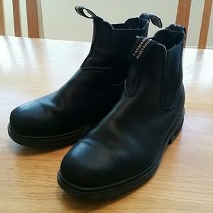 Black BLUNDSTONE shoes. Good condition!